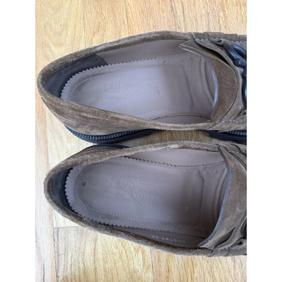 Salvatore Ferragamo Men\'s Gancini Ornament Brown Suede Moccasins Lug Sole 9.5us